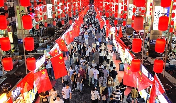 國(guó)慶臨近，河南省洛陽(yáng)市老城歷史文化街區(qū)裝扮一新，國(guó)旗招展，處處洋溢著濃厚的國(guó)慶節(jié)日氛圍。來源：人民圖片網(wǎng)