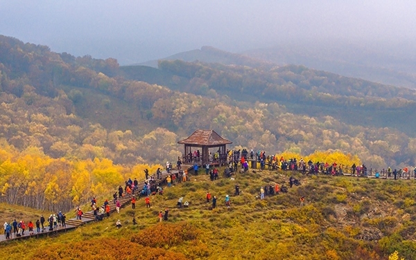 2024年9月27日，內(nèi)蒙古自治區(qū)赤峰市克什克騰旗烏蘭布統(tǒng)景區(qū)層林盡染，游人如織，風(fēng)光如畫。來源：人民圖片網(wǎng)