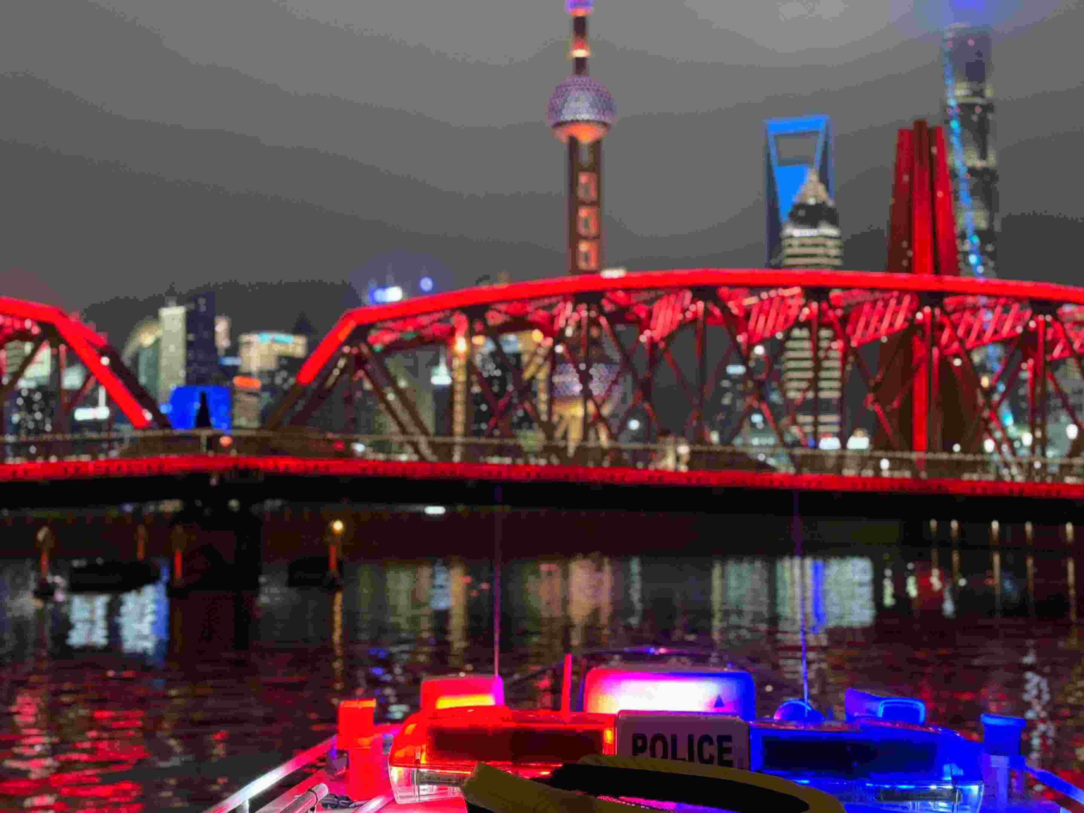 公安艇夜間巡邏。人民網(wǎng)記者 郝萍攝