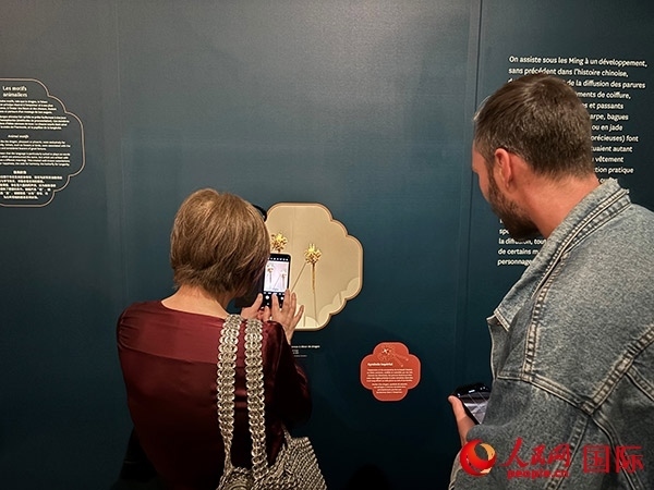  法國觀眾在展區(qū)拍照留念。人民網(wǎng)記者 于超凡攝