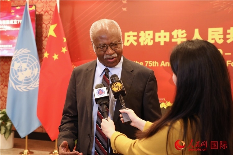 聯(lián)大主席菲勒蒙在招待會現(xiàn)場接受媒體采訪，他向中國政府和人民致以節(jié)日祝賀，表示中國的發(fā)展成就令人驚嘆。人民網(wǎng)記者 李志偉攝