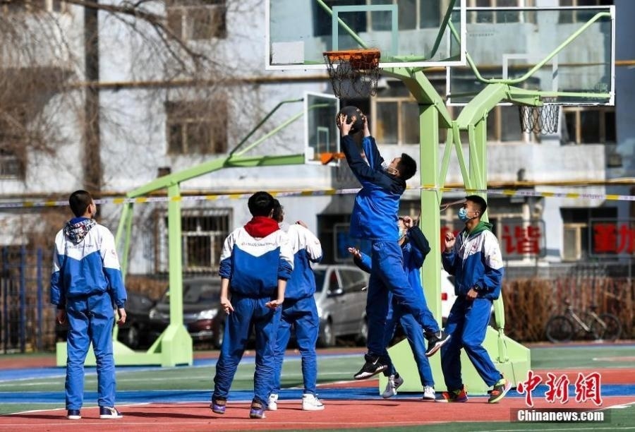 資料圖：初中生在課間休息時打籃球。中新社記者 劉新 攝