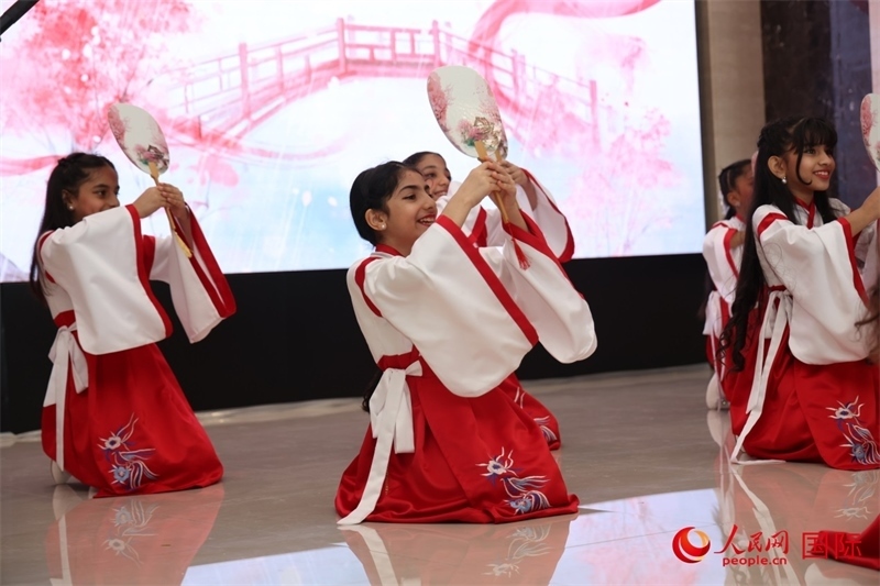 富查伊拉當(dāng)?shù)貙W(xué)校學(xué)生表演節(jié)目。人民網(wǎng)記者任皓宇攝