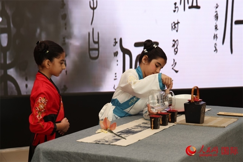 富查伊拉當(dāng)?shù)貙W(xué)校學(xué)生表演茶藝。人民網(wǎng)記者任皓宇攝