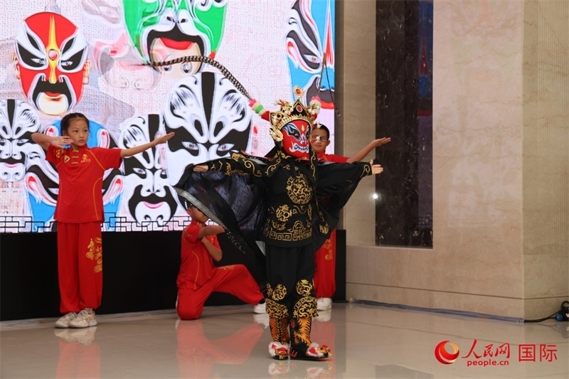 迪拜中國學(xué)校學(xué)生表演變臉。人民網(wǎng)記者任皓宇攝