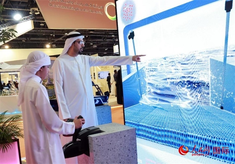 一名兒童在模擬操作船舶，撿拾海洋垃圾。人民網(wǎng)記者管克江攝