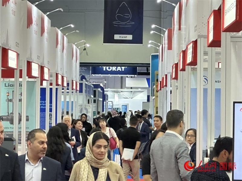 中國館前人頭攢動。人民網(wǎng)記者管克江攝