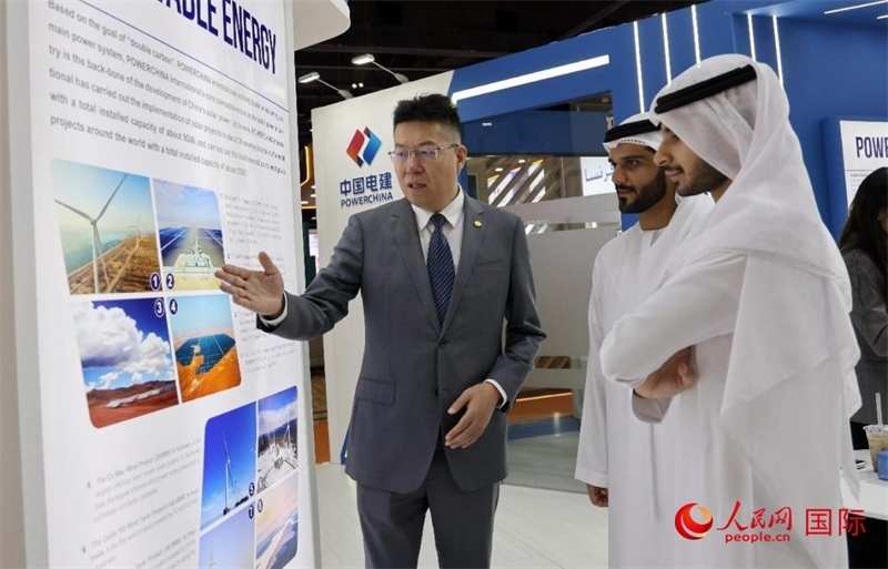 中國電建中東北非區(qū)域總部負責(zé)人向觀眾介紹公司承建的可再生能源項目。人民網(wǎng)記者 管克江攝