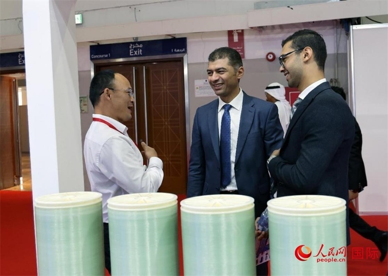 中外參展商交流。人民網(wǎng)記者管克江攝