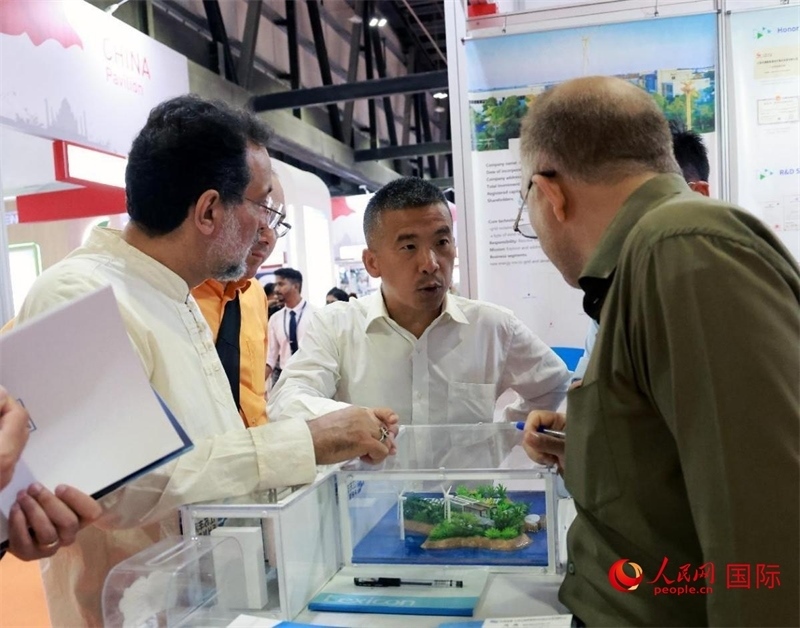 中企推出的綠色能源海水淡化系統(tǒng)吸引了參展商關(guān)注。人民網(wǎng)記者管克江攝