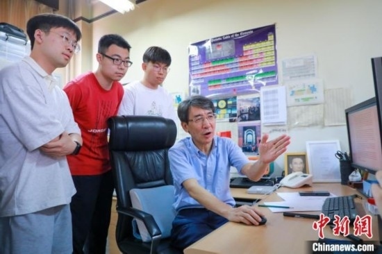 薛其坤在指導(dǎo)學(xué)生。 (受訪者供圖)