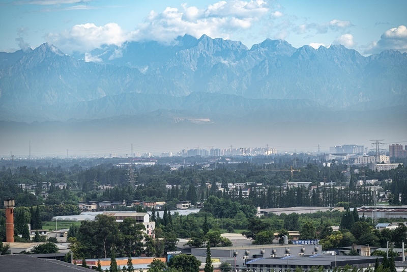 2024年7月1日，成都天氣晴好，遠(yuǎn)處雪山清晰可見。