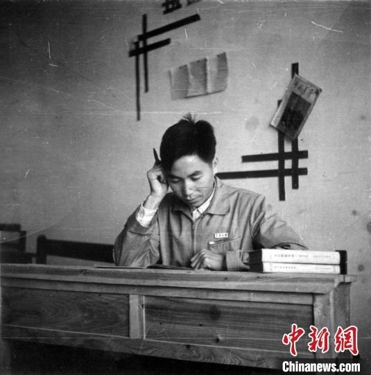 大學時期，龍樂豪在教室自習。(中國運載火箭技術(shù)研究院供圖)