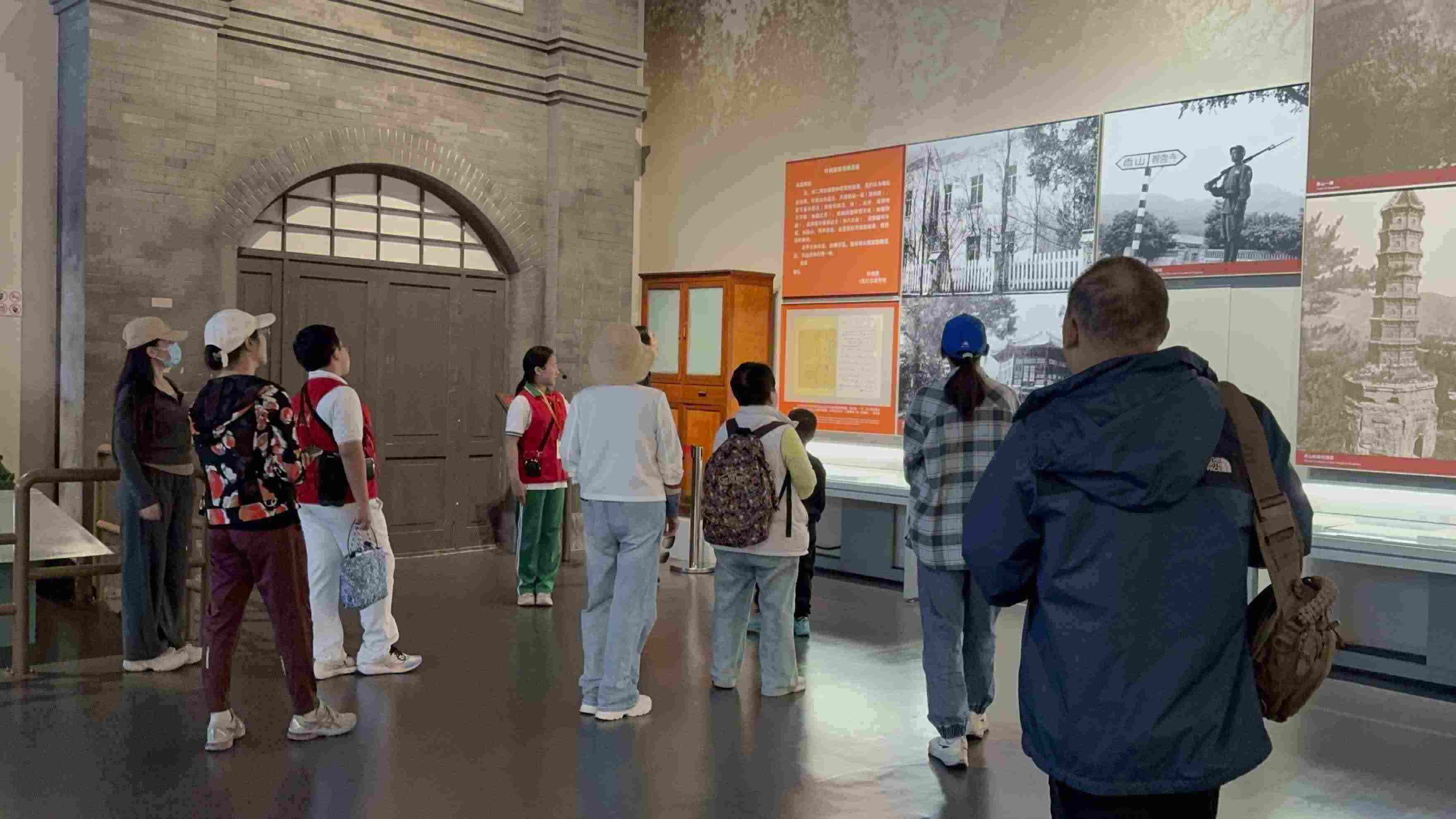 10月4日，北京香山革命紀念館內(nèi)，一名“紅領巾志愿者”正在為參觀者講解。人民網(wǎng)記者 劉微攝