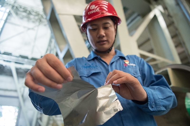2018年8月8日，山西省太原市，太鋼不銹鋼精密帶鋼有限公司工作人員用手撕開不銹鋼。