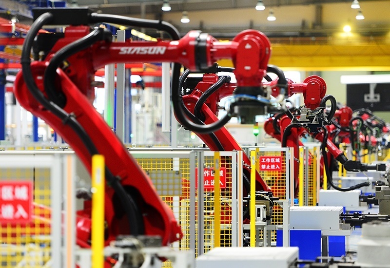 2019年11月22日，沈陽，一家數(shù)字化智能工廠內(nèi)，名為SR210的機器人正在自主地抓取各種零部件，快速組裝稍小的工業(yè)機器人。