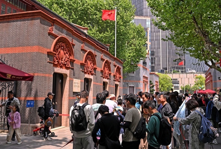 2024年5月3日，游客在位于上海的中共一大會址前參觀。新華社記者 劉穎 攝