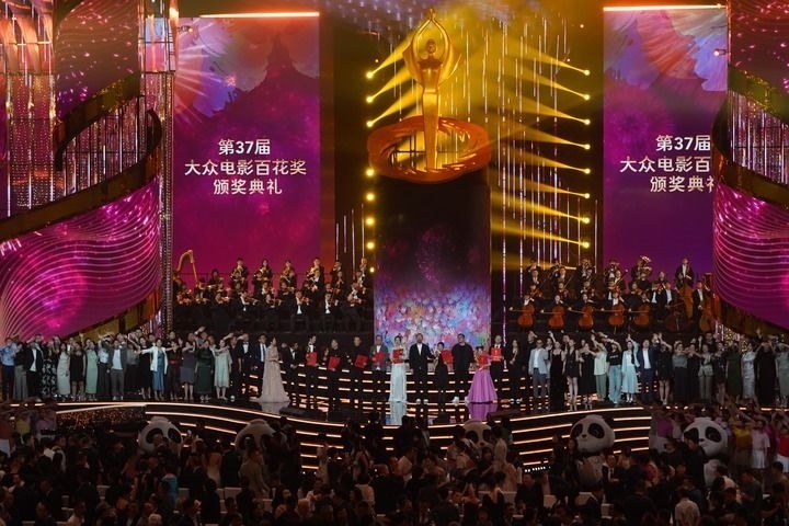 2024年8月4日，在四川成都，第37屆大眾電影百花獎獲獎者和大眾評審在舞臺上合影。新華社記者 唐文豪 攝