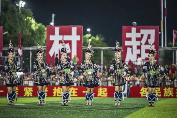 2024年9月28日，榕江縣侗族大歌隊的演員們在“村超”足球場上表演。當日，“發(fā)現中國之美·相約貴州村超”國際友誼賽在貴州省黔東南苗族侗族自治州榕江縣的“村超”足球場舉行。新華社記者 陶亮 攝