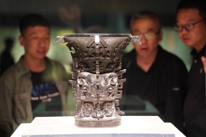2024年5月9日，游客在陜西寶雞青銅器博物院內參觀西周文物何尊。新華社記者 邵瑞 攝