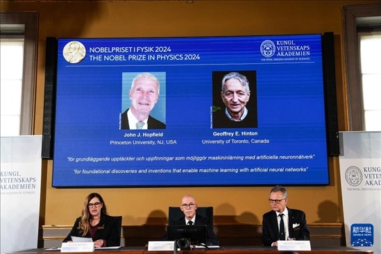 10月8日，在瑞典斯德哥爾摩舉行的2024年諾貝爾物理學(xué)獎(jiǎng)公布現(xiàn)場(chǎng)，屏幕顯示獎(jiǎng)項(xiàng)得主美國(guó)普林斯頓大學(xué)的約翰·霍普菲爾德和加拿大多倫多大學(xué)的杰弗里·欣頓。新華社記者 彭子洋 攝