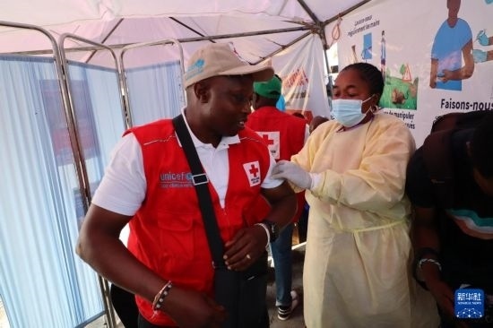 10月5日，在剛果（金）北基伍省首府戈馬市一座醫(yī)院內(nèi)，醫(yī)護人員為一名聯(lián)合國兒童基金會工作人員接種猴痘疫苗。新華社發(fā)（阿蘭·烏亞卡尼攝）