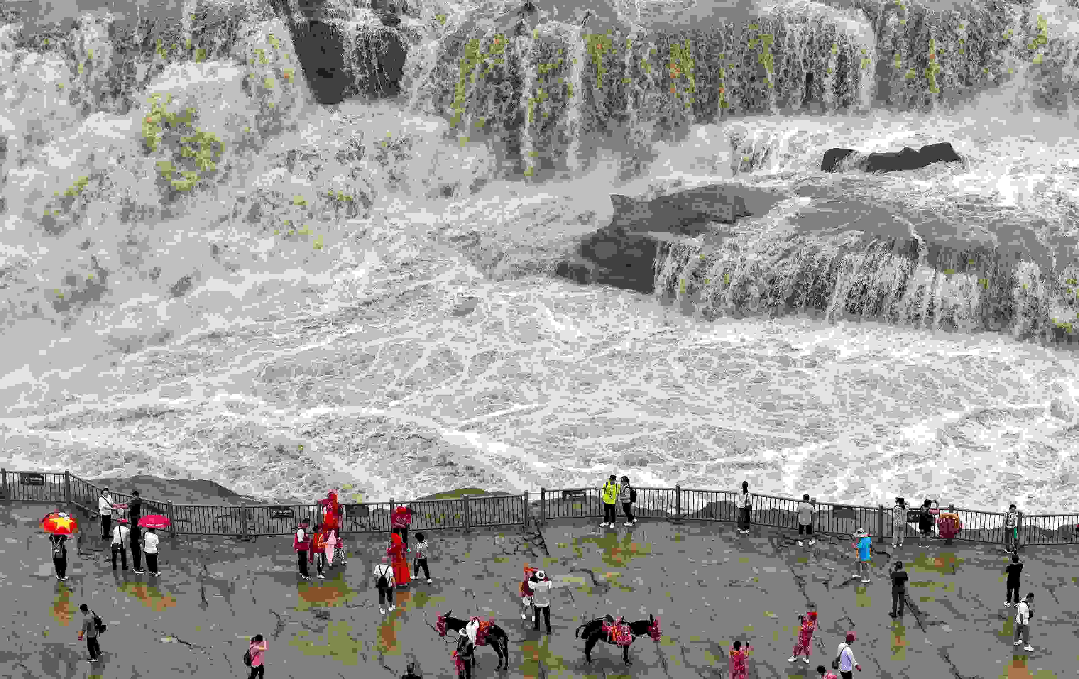 △2024年9月，游客在黃河壺口瀑布景區(qū)游覽。