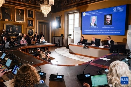 10月8日，在瑞典斯德哥爾摩舉行的2024年諾貝爾物理學(xué)獎(jiǎng)公布現(xiàn)場(chǎng)，屏幕顯示獎(jiǎng)項(xiàng)得主美國(guó)普林斯頓大學(xué)的約翰·霍普菲爾德和加拿大多倫多大學(xué)的杰弗里·欣頓。新華社記者 彭子洋 攝