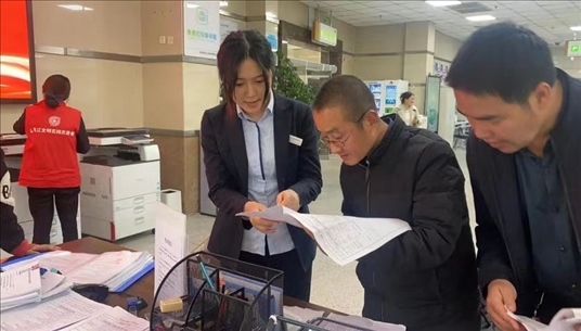 四川省成都市溫江區(qū)市場(chǎng)監(jiān)管局工作人員為群眾提供幫辦服務(wù)。圖片來源：人民網(wǎng)四川頻道