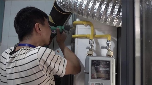 北京市石景山區(qū)工作人員上門安裝燃?xì)夤艿?。圖片來源：北京市石景山區(qū)委組織部