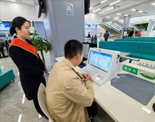 湖北省赤壁市市民在辦事人員的指導(dǎo)下填寫相關(guān)信息。圖片來源：人民網(wǎng)湖北頻道