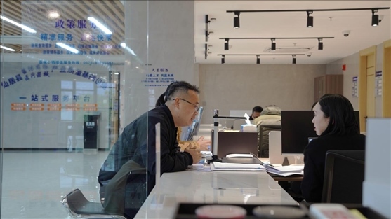 浙江省臺(tái)州市辦事群眾在政務(wù)服務(wù)中心咨詢業(yè)務(wù)辦理相關(guān)問題。圖片來源：人民網(wǎng)浙江頻道