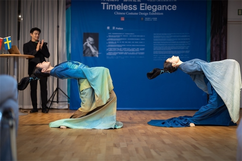 當(dāng)?shù)厝A人舞社成員表演《只此青綠》。斯德哥爾摩中國(guó)文化中心供圖