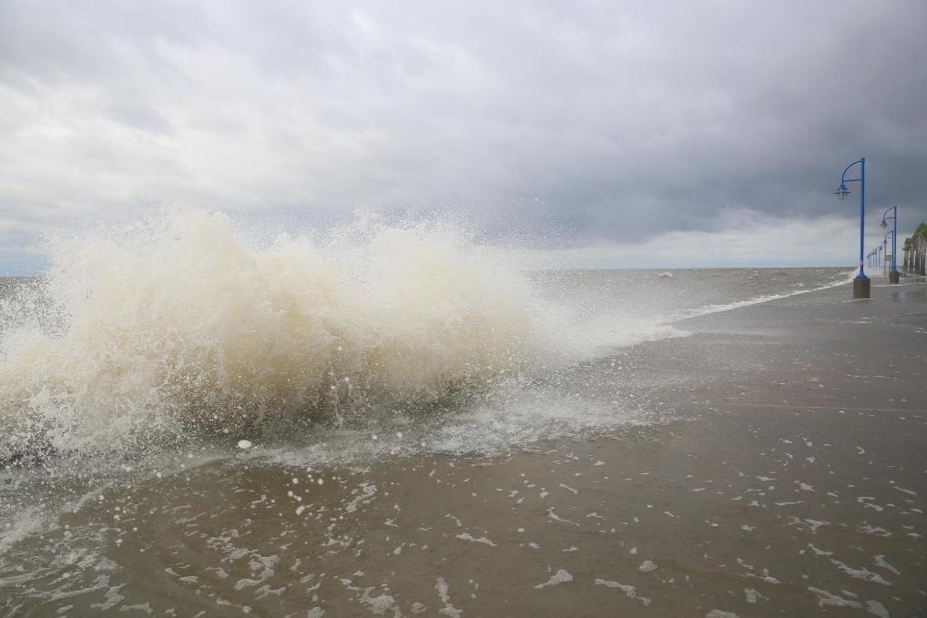 2020年9月15日，受颶風(fēng)“薩莉”影響，美國路易斯安那州新奧爾良的龐恰特雷恩湖巨浪拍岸。新華社發(fā)（魏蘭攝）
