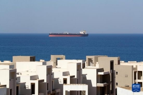 這是10月8日在埃及蘇伊士灣拍攝的行駛中的船只。新華社記者 隋先凱 攝