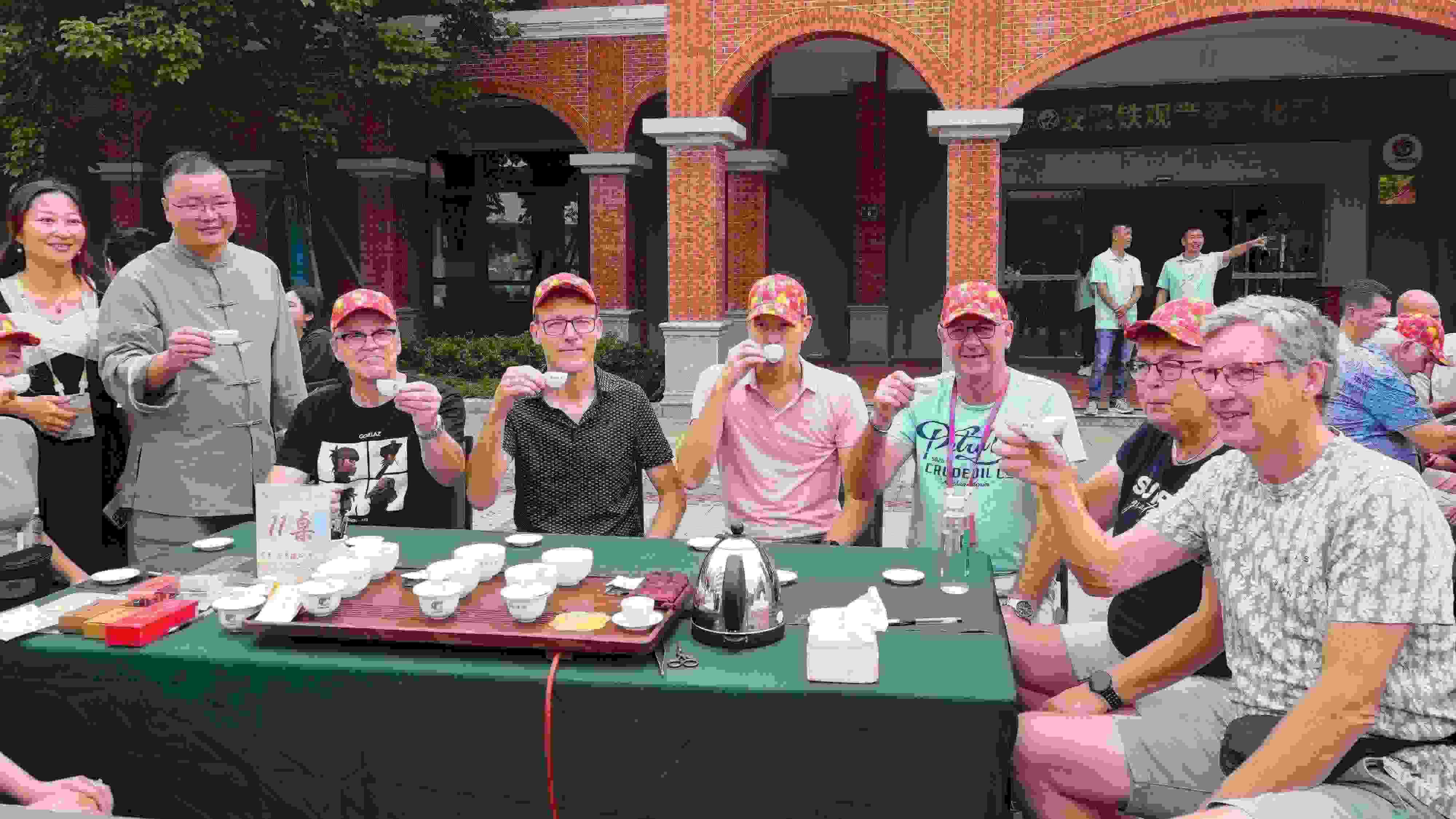 2023年10月4日，福建泉州，外國(guó)人品中國(guó)茶。