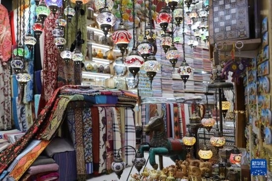 這是10月8日在阿曼首都馬斯喀特的穆特拉市集拍攝的一家店鋪。新華社記者 汪強 攝