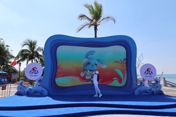 第12棒火炬手“點(diǎn)燃”現(xiàn)場大屏幕上運(yùn)動會吉祥物“吉貝”手中的火炬。主辦方供圖