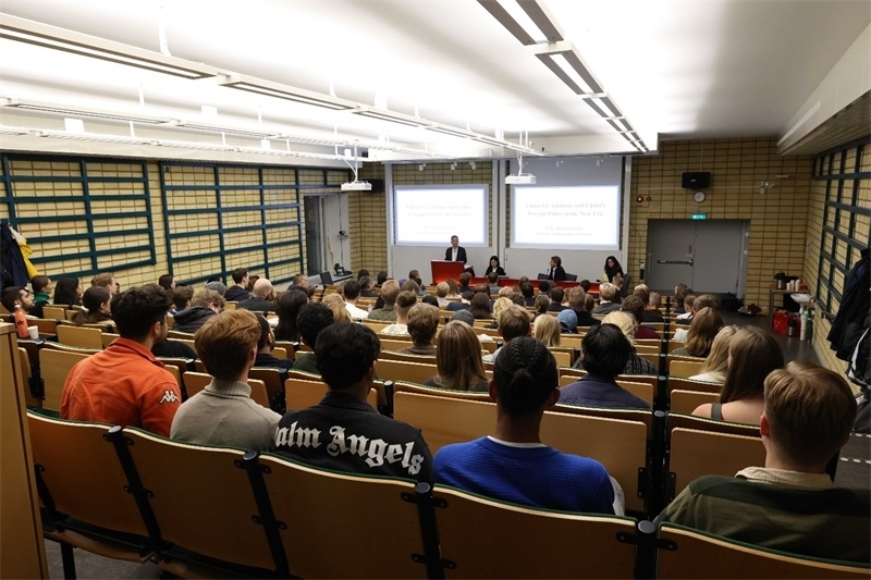 中國駐瑞典大使崔愛民訪問烏普薩拉大學(xué)并發(fā)表演講。中國駐瑞典大使館供圖