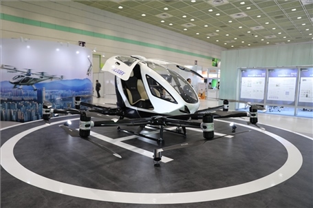 “智慧生活周”博覽會(huì)上展出的低空飛行器。人民網(wǎng)記者 莽九晨攝