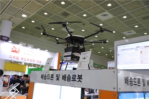 “智慧生活周”博覽會(huì)上展出的快遞無(wú)人機(jī)。人民網(wǎng)記者 莽九晨攝