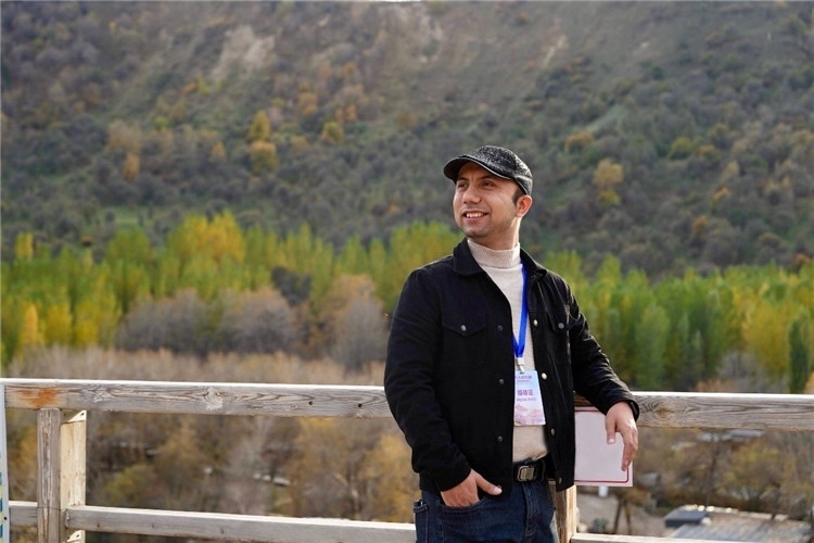 阿布德吾力參加“萬人說新疆”優(yōu)秀作者媒體行活動(dòng)留影。受訪者供圖