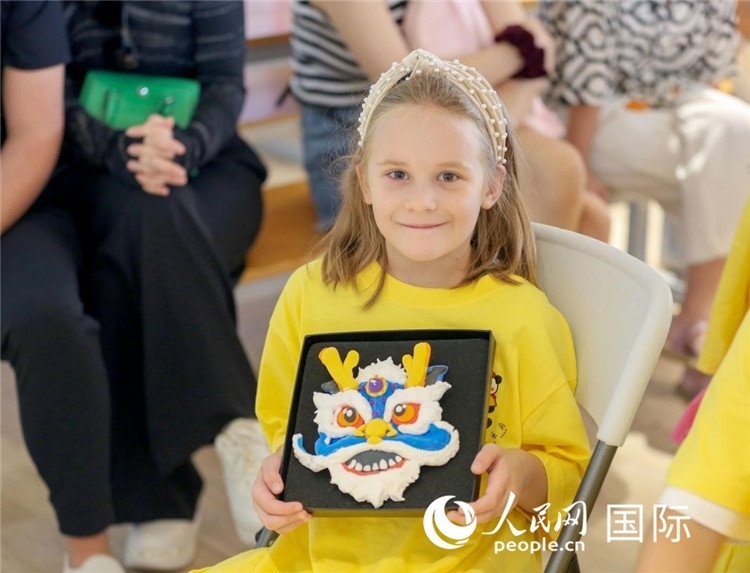 一名中文愛好者手捧生肖畫。人民網(wǎng)中東中心分社塔里克·易卜拉欣攝