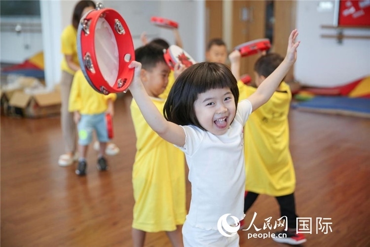 一名華裔兒童在參加音樂課程。人民網(wǎng)中東中心分社塔里克·易卜拉欣攝