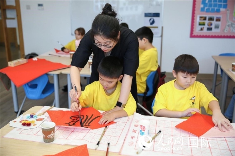 書法課場景。人民網(wǎng)中東中心分社塔里克·易卜拉欣攝