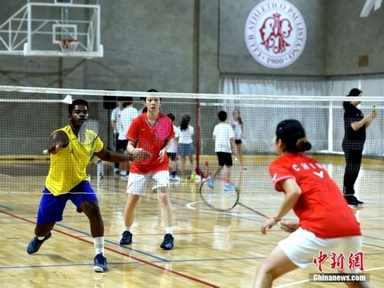當(dāng)?shù)貢r(shí)間10月12日，巴西圣保羅，中國(guó)高校羽毛球代表團(tuán)和巴西羽毛球協(xié)會(huì)運(yùn)動(dòng)員切磋球技。 