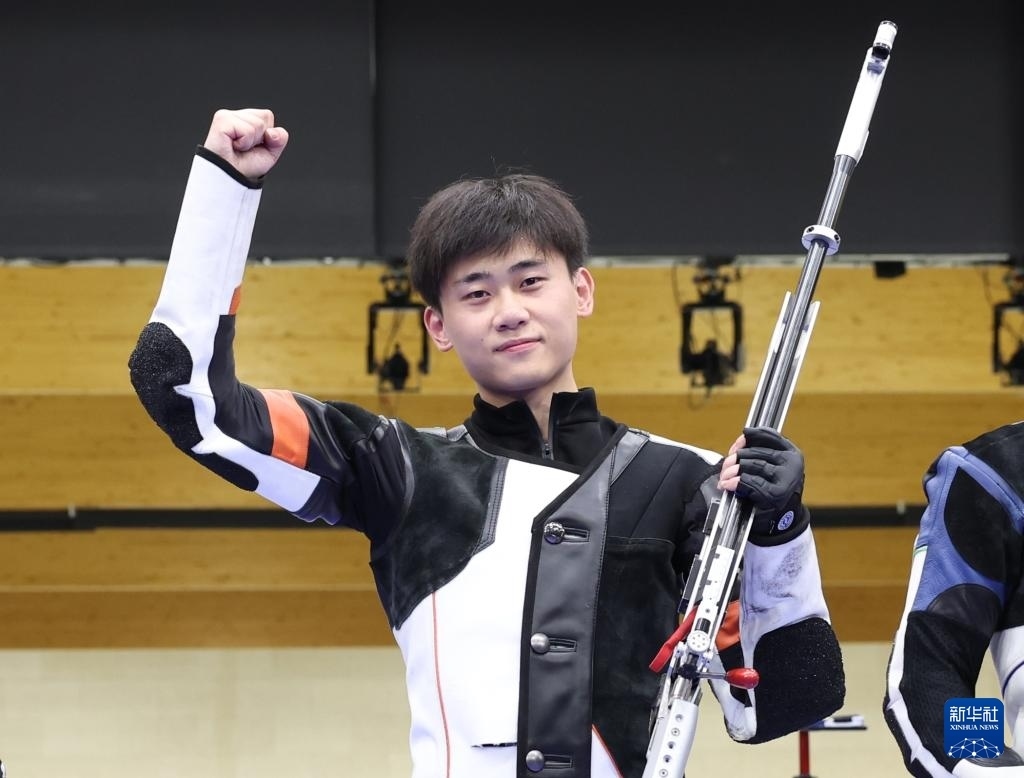 8月1日，在法國沙托魯舉行的巴黎奧運會射擊男子50米步槍三姿決賽中，中國選手劉宇坤奪得冠軍。圖為劉宇坤在奪冠后慶祝。新華社記者 張帆 攝