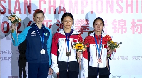 女子速度項(xiàng)目蒙世雪（中）奪冠，周婭菲（右）獲季軍。主辦方供圖