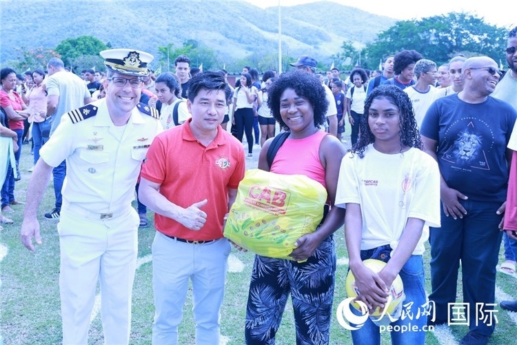 巴西中國浙江商會會長鄭俠茂向巴西貧困社區(qū)兒童及家庭捐贈基礎(chǔ)食品籃子和足球。人民網(wǎng)記者陳海琪 攝