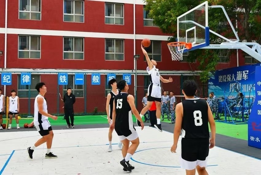 全天候室外運(yùn)動(dòng)木地板籃球場(chǎng)上精彩激烈的籃球賽。 主辦方供圖